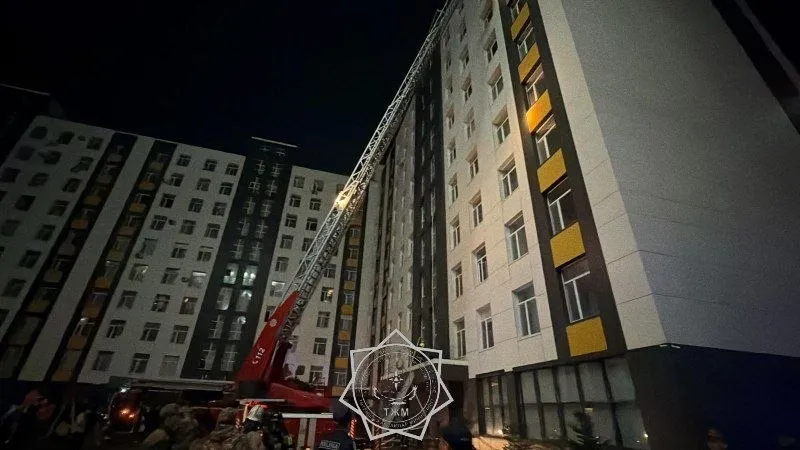 В Астане пожар разгорелся в многоэтажном жилом доме