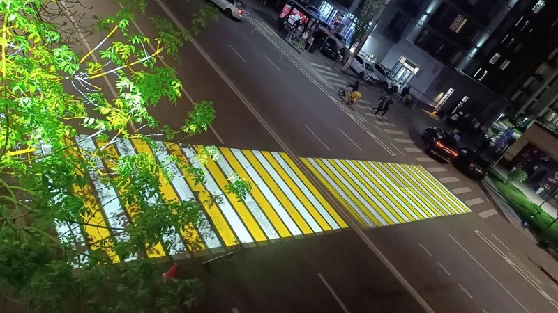 В Алматы тестируют новую систему освещения пешеходных переходов