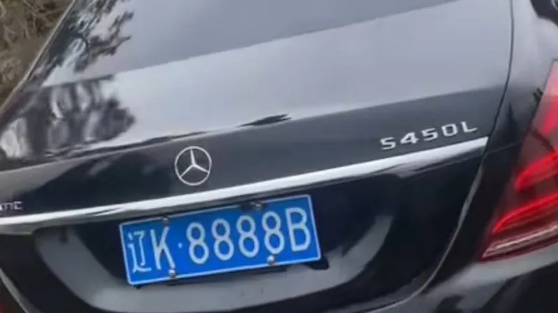 Китаец закопал Mercedes на похоронах родственника и шокировал местных чиновников