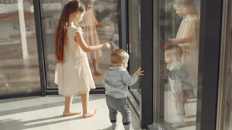 Решетки, блокираторы и замки: как защитить ребенка от падения из окна