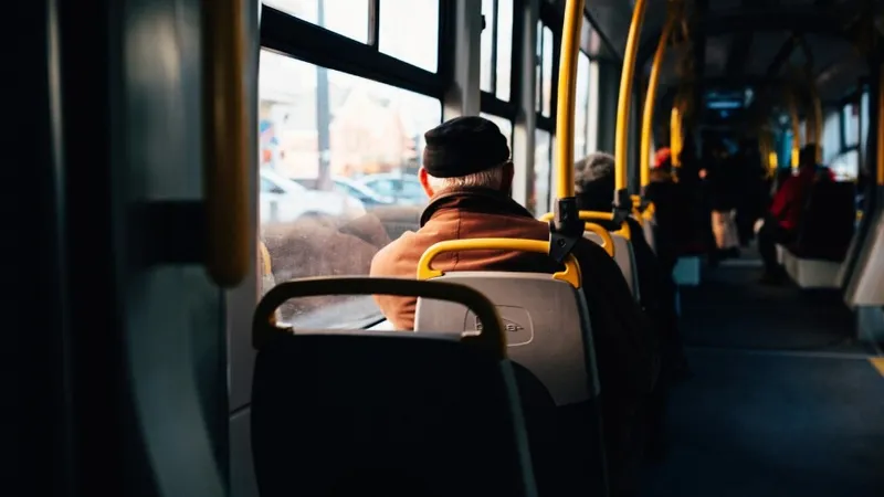 Перекус закончился скандалом: в Темиртау водитель автобуса сорвался на пассажира