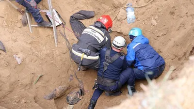 Обвал грунта в Павлодаре: два человека погибли, фото - Новости Zakon.kz от 13.04.2026 18:20