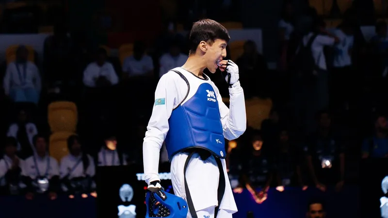 Казахстан пополнил медальный счет на ЮЧМ по таеквондо в Узбекистане