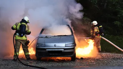 Подросток получил ожоги из-за возгорания двух автомобилей в Уральске, фото - Новости Zakon.kz от 13.04.2026 19:23