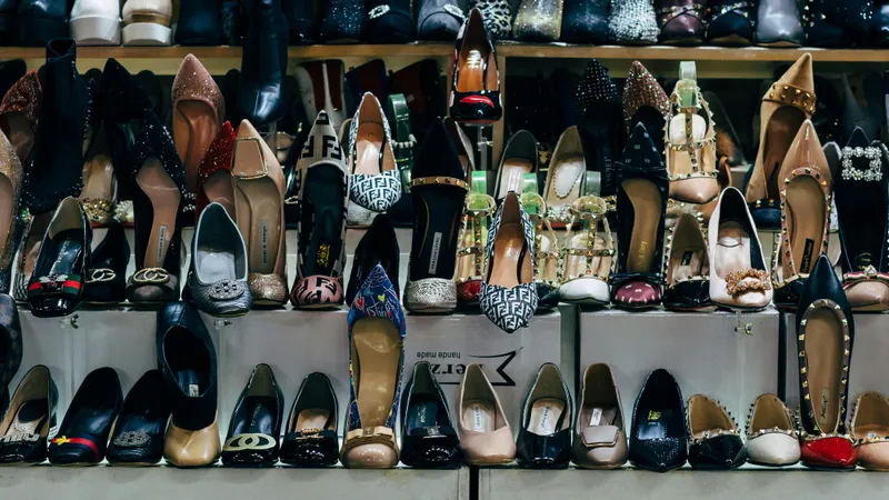 Толпа устроила жесткую давку ради бесплатной обуви и еды в Усть-Каменогорске