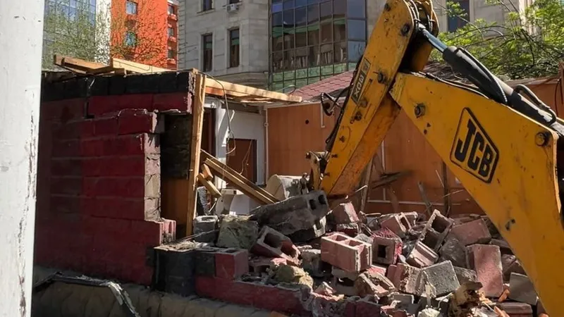 В Алматы сносят очередной самострой на проспекте Сейфуллина