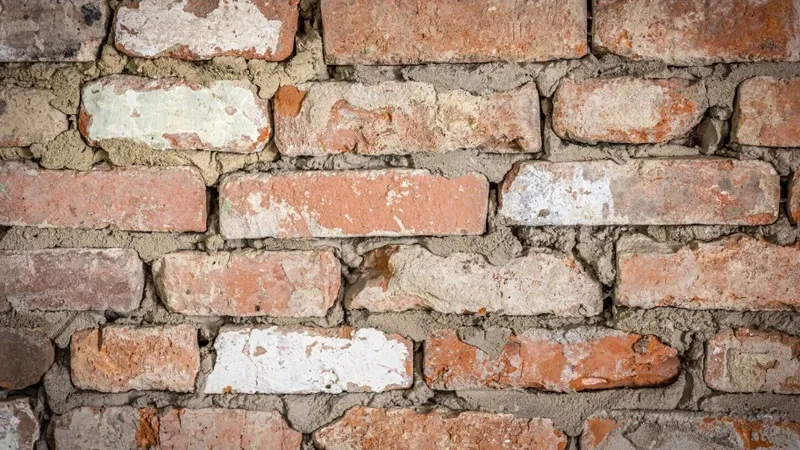 Заброшенный дом в Актобе держит в напряжении целый район