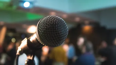 микрофон, сцена, фото - Новости Zakon.kz от 15.04.2026 13:26