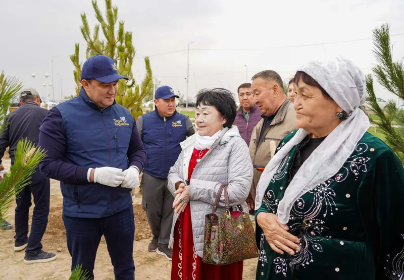 высадка деревьев в Туркестане, фото - Новости Zakon.kz от 15.04.2026 11:47