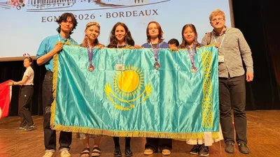 школьницы, тренеры, олимпиада, флаг РК, фото - Новости Zakon.kz от 15.04.2026 09:52