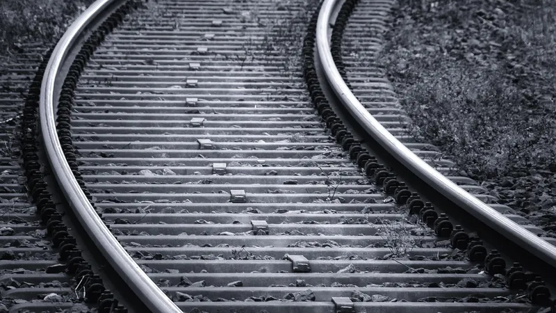 Поезд столкнулся с трактором во Вьетнаме