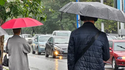 люди, зонтики, машины, дорога, фото - Новости Zakon.kz от 16.04.2026 10:26