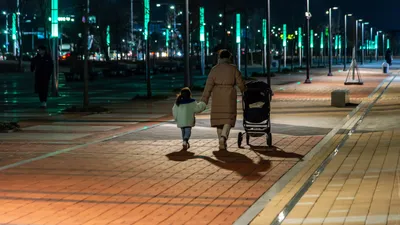 женщина и ребенок, прогулка, фото - Новости Zakon.kz от 16.04.2026 19:52