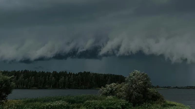 Мощный весенний шторм охватит Казахстан 17 апреля