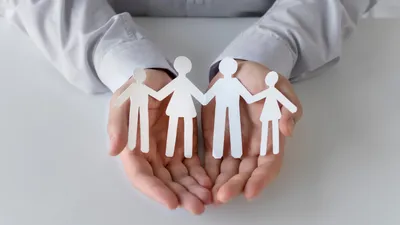 Руки, фигурки в руках , фото - Новости Zakon.kz от 16.04.2026 10:49