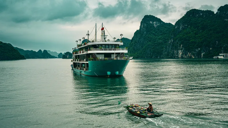 Пропавшую на пляже во Вьетнаме девочку из Алматы нашли и спасли казахстанцы
