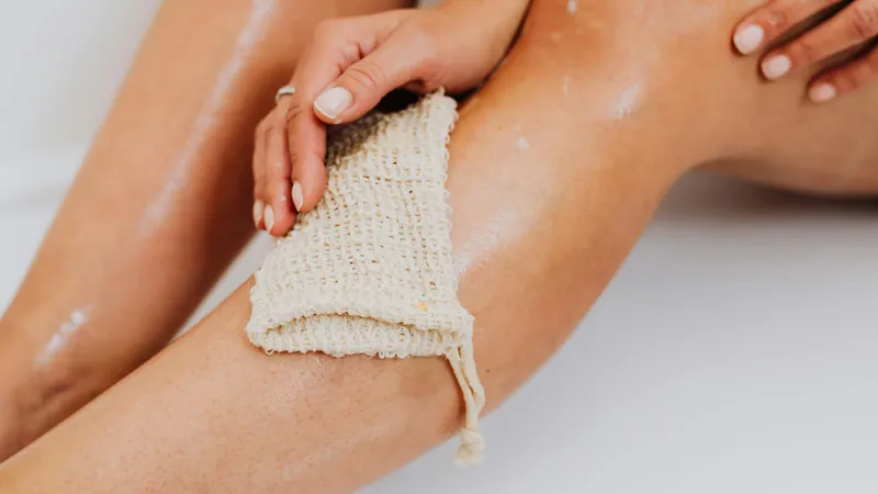 Врач объяснил, почему членам семьи нельзя мыться одной мочалкой