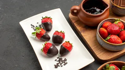 Какие риски может нести в себе клубника в шоколаде, фото - Новости Zakon.kz от 20.04.2026 10:50