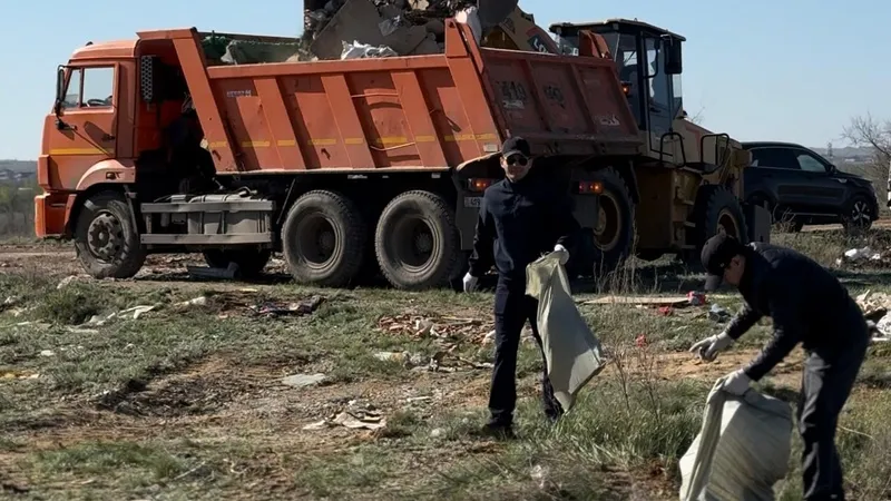 Актобе продолжает борьбу за чистоту: аким города Азамат Бекет присоединился к молодежному субботнику