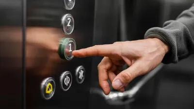 в Караганде мужчина застрял в лифте, фото - Новости Zakon.kz от 18.04.2026 23:49