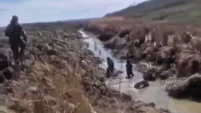 две несовершеннолетние оказались в ловушке болотистой местности, фото - Новости Zakon.kz от 19.04.2026 22:05