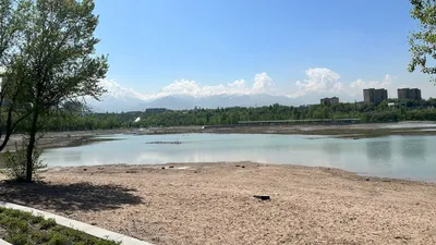 Озеро Сайран начали заполнять водой, но купаться там будет запрещено – фоторепортаж