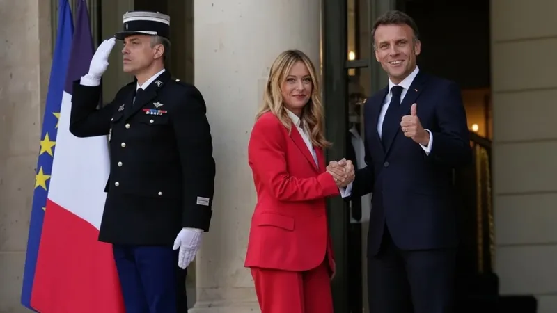 Встречу Макрона и Мелони сравнили с французской мелодрамой