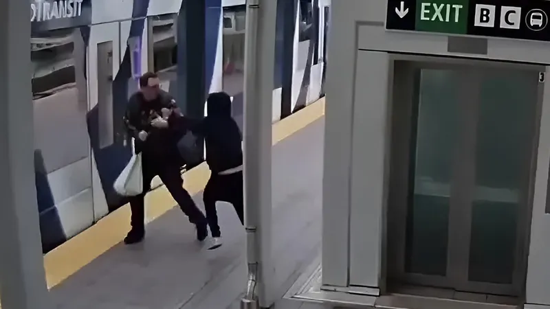 Попытка толкнуть человека под поезд в Сиэтле попала на видео: подозреваемый арестован