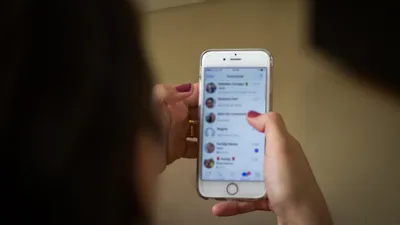 телефон в руке, фото - Новости Zakon.kz от 20.04.2026 13:13