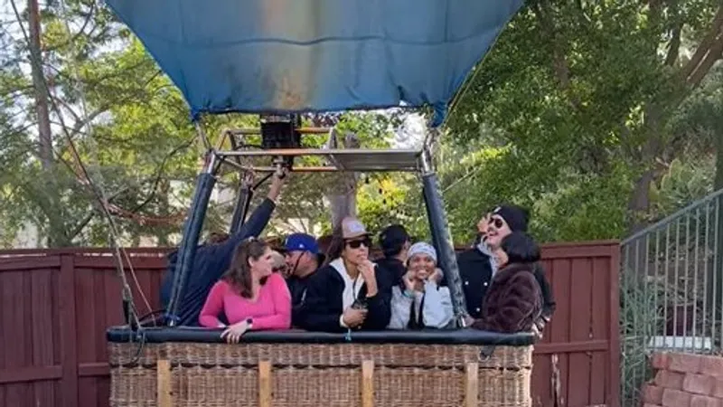 Воздушный шар с 13 пассажирами рухнул прямо во двор дома американца