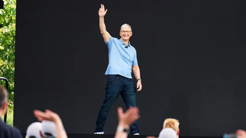 Тим Кук меняет должность в Apple