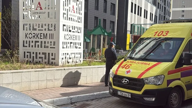 Хотел спрыгнуть: в Астане юношу сняли с крыши ЖК, в котором произошел смертельный пожар