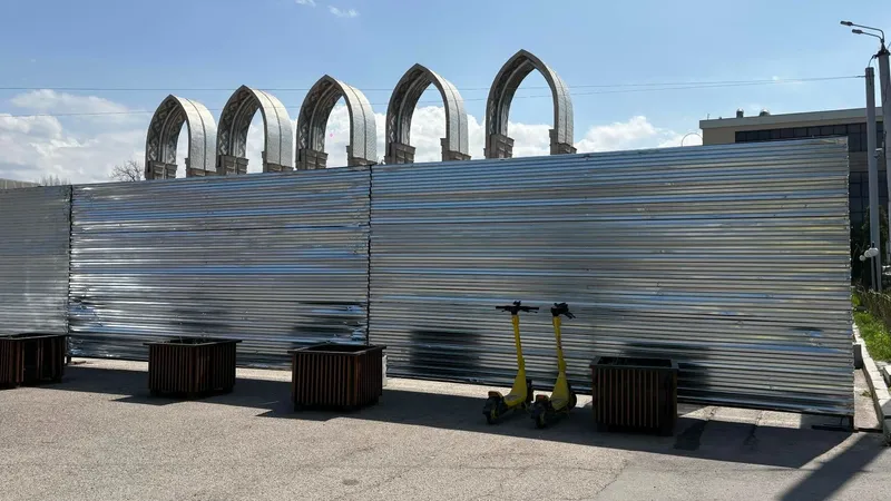 Зачем в Алматы перекрыли забором вход на "Атакент"