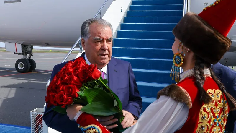 Президент Таджикистана Эмомали Рахмон прилетел в Астану