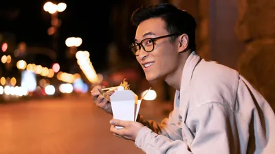 Мужчина, еда, ночь, фото - Новости Zakon.kz от 22.04.2026 06:59