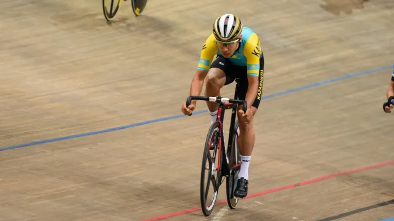 Алишер Жумакан пробился в топ-10 на Кубке мира по велотреку