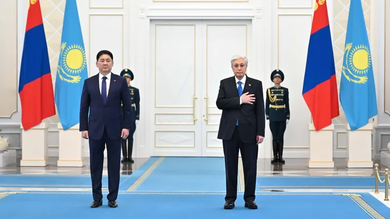 Как Токаев встретил президента Монголии в Акорде