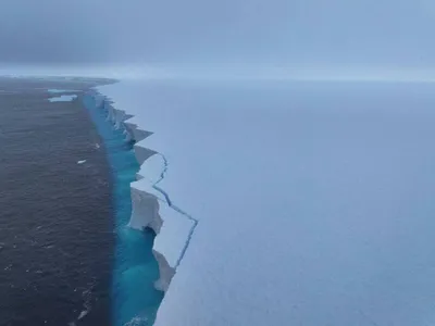 Разрушился крупнейший в мире айсберг, фото - Новости Zakon.kz от 21.04.2026 19:45