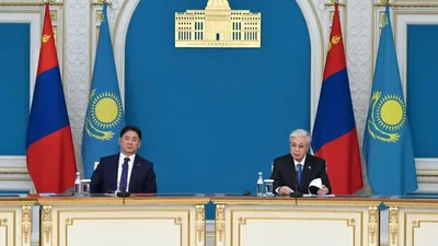 президент Монголии Ухнаагийн Хурэлсух, президент РК Касым-Жомарт Токаев, брифинг для СМИ, фото - Новости Zakon.kz от 21.04.2026 15:51
