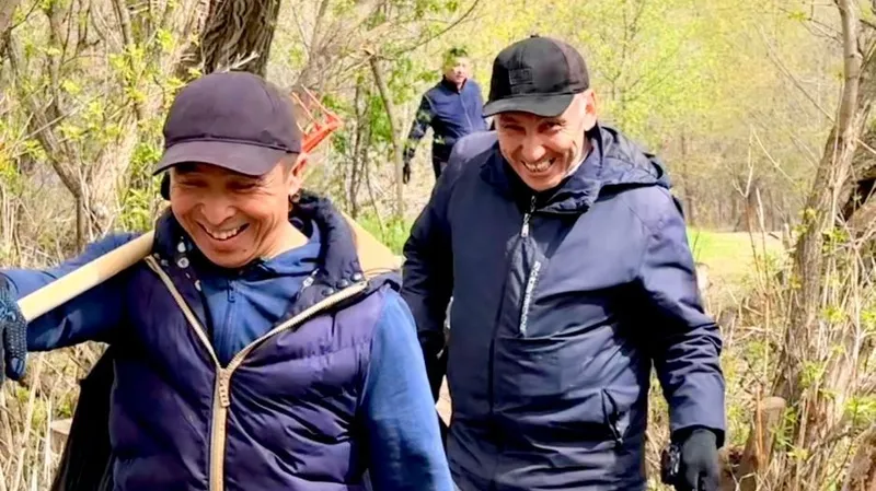 В Уральске госслужащие убрали от мусора прибрежную территорию памятника природы