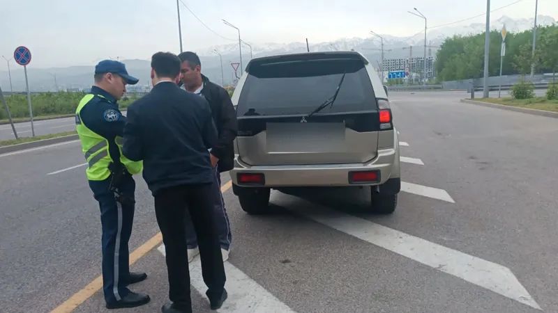 остановили должника на дороге, фото - Новости Zakon.kz от 22.04.2026 15:59