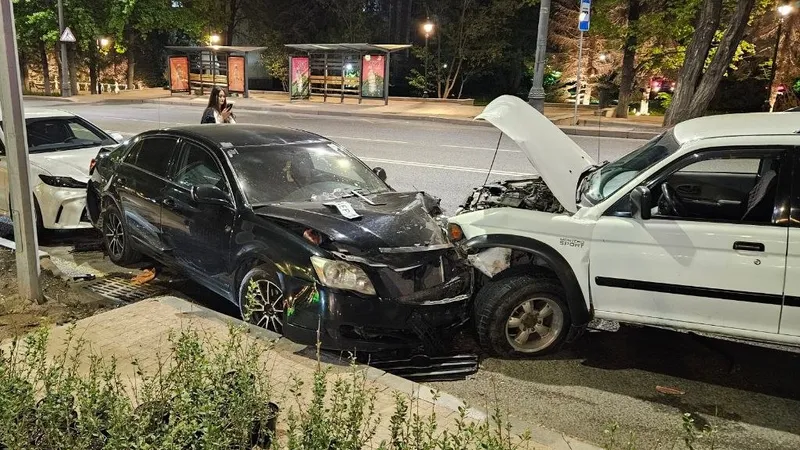 В Алматы официанты вытаскивали из машины виновника ДТП