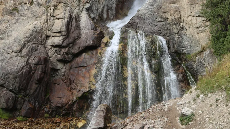 Когда достроят дорогу к самому высокому водопаду Казахстана