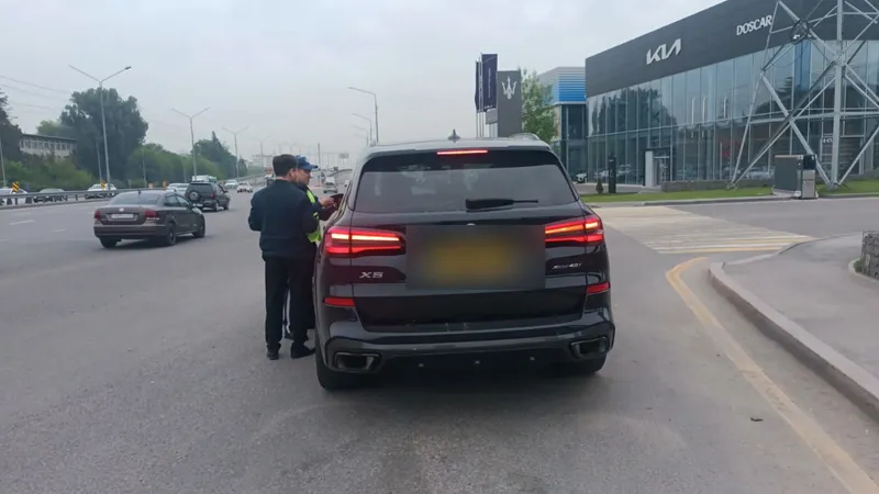 остановили должника на дороге, фото - Новости Zakon.kz от 22.04.2026 15:59