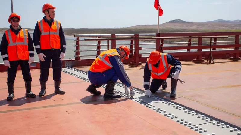 Мост для машин состыковали между Россией и Северной Кореей