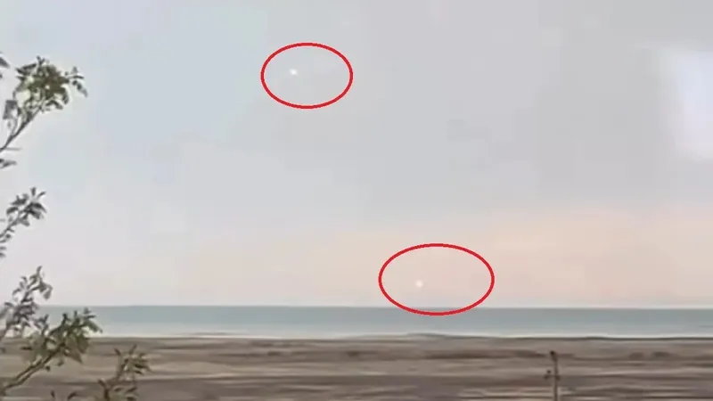 Светящиеся объекты пронеслись над Мангистау и попали на видео