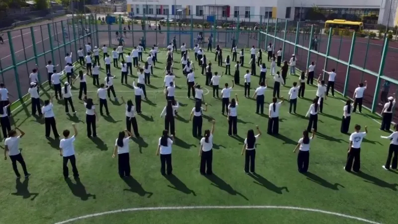 Более 50 тыс. школьников и студентов Алматы одновременно вышли на зарядку