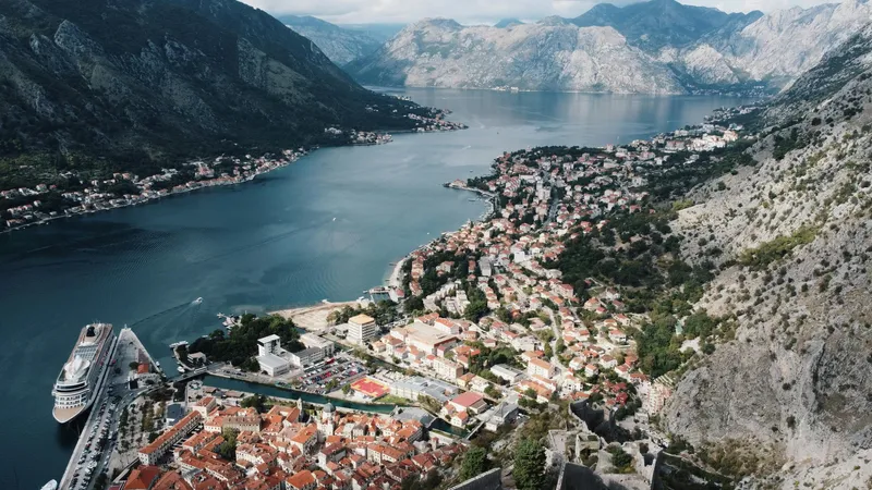 Казахстанцам открыли безвизовый въезд в популярную страну Европы