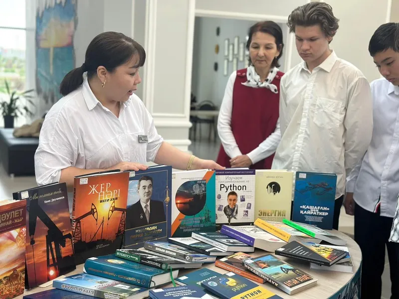 день книги в Актау, фото - Новости Zakon.kz от 23.04.2026 11:11