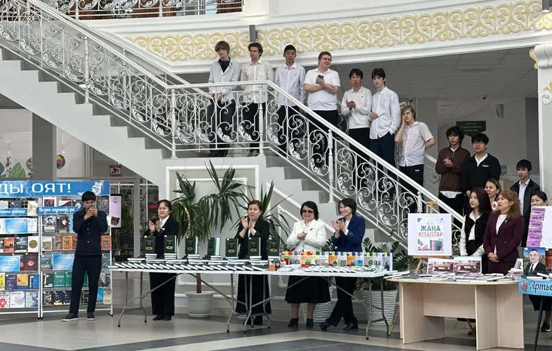 день книги в Актау, фото - Новости Zakon.kz от 23.04.2026 11:11